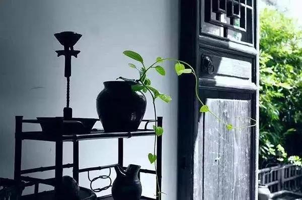 家里財(cái)運(yùn)只出不進(jìn)？跟客廳門(mén)窗風(fēng)水有大關(guān)系！